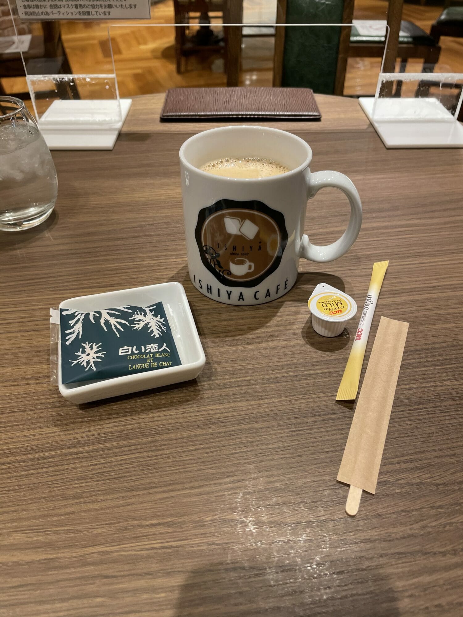 [Cafe] 北海道・新千歳空港ターミナルビル – 北海道のお土産で有名な「白い恋人」のメーカー石屋さんの「ISHIYA CAFE」でブレンドコーヒー  [2021/06/05] ID30235