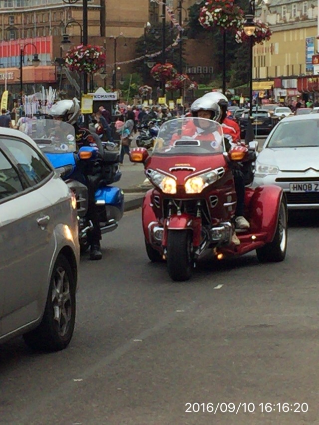 海側のメインストリート。スカボロの港街は観光地